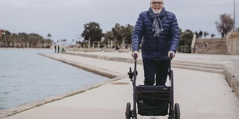 Mann am Rollator geht spazieren